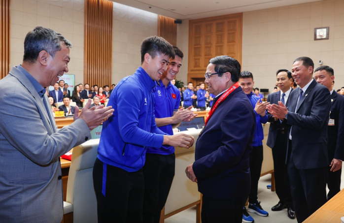 "Chào đón nhà vô địch" vinh danh HLV trưởng Kim Sang-sik và các cầu thủ- Ảnh 1. "Chào đón nhà vô địch" vinh danh HLV trưởng Kim Sang-sik và các cầu thủ- Ảnh 1.