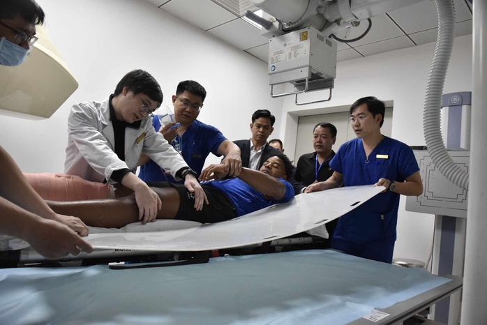 Cầu thủ Xuân Son tổn thương phức tạp, được phẫu thuật lúc 18 giờ tại Vinmec- Ảnh 2. Cầu thủ Xuân Son tổn thương phức tạp, được phẫu thuật lúc 18 giờ tại Vinmec- Ảnh 2.