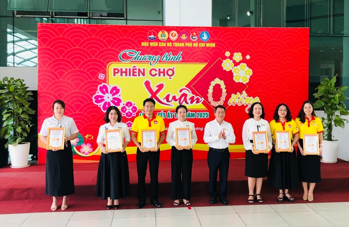 700 người có hoàn cảnh khó khăn đi "chợ Tết" sớm tại Học viện Cán bộ TP HCM- Ảnh 1. 700 người có hoàn cảnh khó khăn đi "chợ Tết" sớm tại Học viện Cán bộ TP HCM- Ảnh 1.