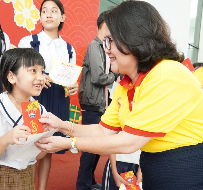 700 người có hoàn cảnh khó khăn đi "chợ Tết" sớm tại Học viện Cán bộ TP HCM- Ảnh 3. 700 người có hoàn cảnh khó khăn đi "chợ Tết" sớm tại Học viện Cán bộ TP HCM- Ảnh 3.
