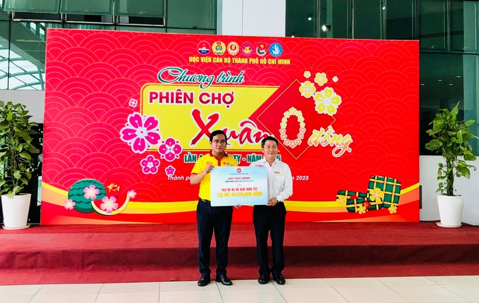700 người có hoàn cảnh khó khăn đi "chợ Tết" sớm tại Học viện Cán bộ TP HCM- Ảnh 4.