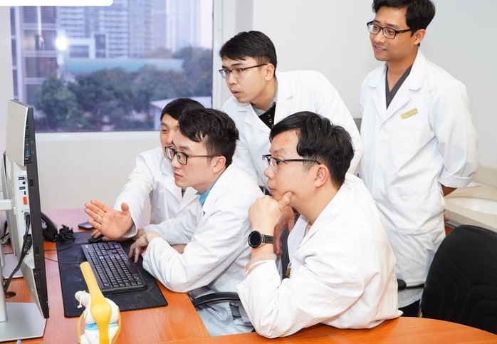 Xuân Son tươi cười bên vợ con trước khi vào phòng phẫu thuật- Ảnh 6. Xuân Son tươi cười bên vợ con trước khi vào phòng phẫu thuật- Ảnh 6.