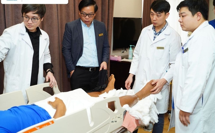 Xuân Son tươi cười bên vợ con trước khi vào phòng phẫu thuật- Ảnh 5. Xuân Son tươi cười bên vợ con trước khi vào phòng phẫu thuật- Ảnh 5.
