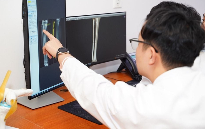 Xuân Son tươi cười bên vợ con trước khi vào phòng phẫu thuật- Ảnh 1. Xuân Son tươi cười bên vợ con trước khi vào phòng phẫu thuật- Ảnh 1.