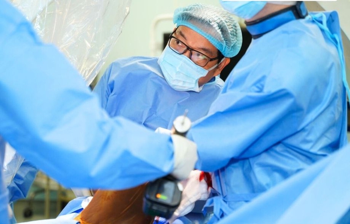 Ai là người trực tiếp phẫu thuật cho cầu thủ Xuân Son?- Ảnh 1. Ai là người trực tiếp phẫu thuật cho cầu thủ Xuân Son?- Ảnh 1.