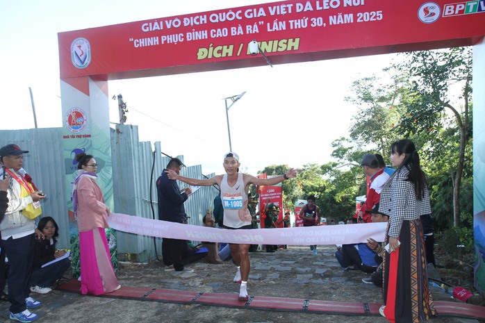 Hoàng Nguyên Thanh lần thứ 9 vô địch Giải việt dã "Chinh phục đỉnh cao Bà Rá"- Ảnh 3. Hoàng Nguyên Thanh lần thứ 9 vô địch Giải việt dã "Chinh phục đỉnh cao Bà Rá"- Ảnh 3.