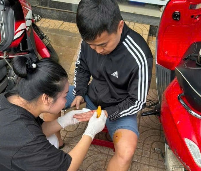 Giải cứu 2 cháu nhỏ đang ngủ trong căn nhà bốc cháy, 1 cán bộ bị thương- Ảnh 1. Giải cứu 2 cháu nhỏ đang ngủ trong căn nhà bốc cháy, 1 cán bộ bị thương- Ảnh 1.