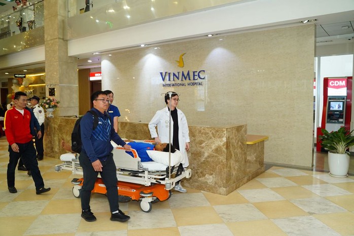 Xuân Son tươi cười bên vợ con trước khi vào phòng phẫu thuật- Ảnh 3. Xuân Son tươi cười bên vợ con trước khi vào phòng phẫu thuật- Ảnh 3.