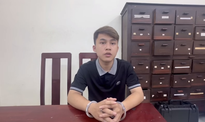 TP HCM: Công an bắt hai thanh niên cướp điện thoại người đi đường- Ảnh 1. TP HCM: Công an bắt hai thanh niên cướp điện thoại người đi đường- Ảnh 1.