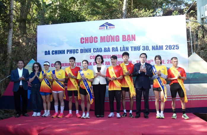 Hoàng Nguyên Thanh lần thứ 9 vô địch Giải việt dã "Chinh phục đỉnh cao Bà Rá"- Ảnh 5. Hoàng Nguyên Thanh lần thứ 9 vô địch Giải việt dã "Chinh phục đỉnh cao Bà Rá"- Ảnh 5.