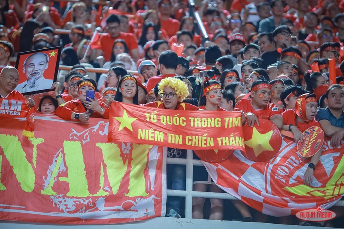 "Chào đón nhà vô địch" vinh danh HLV trưởng Kim Sang-sik và các cầu thủ- Ảnh 3. "Chào đón nhà vô địch" vinh danh HLV trưởng Kim Sang-sik và các cầu thủ- Ảnh 3.