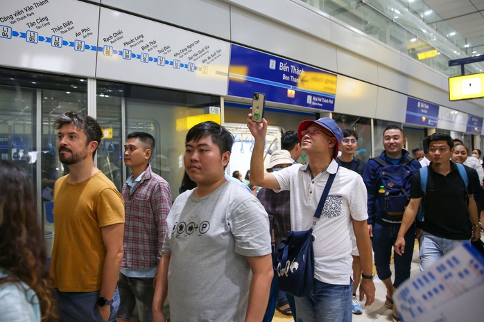 Metro số 1: Những con số ấn tượng sau 2 tuần vận hành- Ảnh 1. Metro số 1: Những con số ấn tượng sau 2 tuần vận hành- Ảnh 1.
