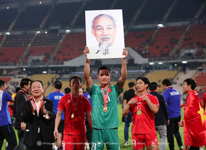Thủ môn xuất sắc nhất ASEAN Cup 2024 Nguyễn Đình Triệu: Không gì là quá muộn...- Ảnh 2. Thủ môn xuất sắc nhất ASEAN Cup 2024 Nguyễn Đình Triệu: Không gì là quá muộn...- Ảnh 2.