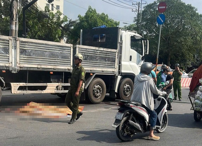 Tai nạn nghiêm trọng gần chợ đầu mối Thủ Đức- Ảnh 1. Tai nạn nghiêm trọng gần chợ đầu mối Thủ Đức- Ảnh 1.