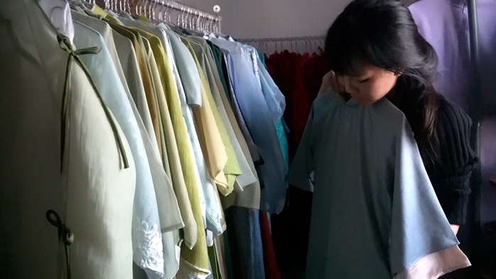 Cửa hàng cho thuê áo dài Tết hoạt động hết công suất- Ảnh 4. Cửa hàng cho thuê áo dài Tết hoạt động hết công suất- Ảnh 4.