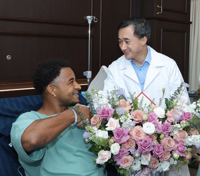 Xuân Son đã hết đau và tự đi nạng, sẽ sớm trở lại sân cỏ- Ảnh 1. Xuân Son đã hết đau và tự đi nạng, sẽ sớm trở lại sân cỏ- Ảnh 1.
