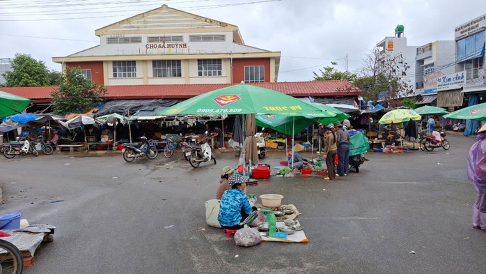 Tiểu thương, người dân dựng lều, rạp buôn bán tạm bợ bên chợ Sa Huỳnh Tiểu thương, người dân dựng lều, rạp buôn bán tạm bợ bên chợ Sa Huỳnh