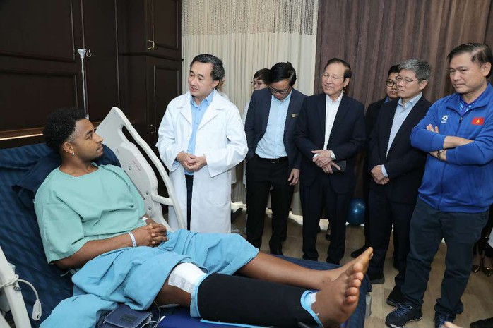 Xuân Son đã hết đau và tự đi nạng, sẽ sớm trở lại sân cỏ- Ảnh 3. Xuân Son đã hết đau và tự đi nạng, sẽ sớm trở lại sân cỏ- Ảnh 3.