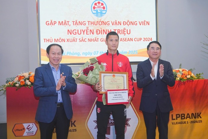 Hải Phòng thưởng 550 triệu đồng cho "người gác đền" Đình Triệu- Ảnh 2. Hải Phòng thưởng 550 triệu đồng cho "người gác đền" Đình Triệu- Ảnh 2.