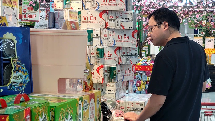 Người bán bia Tết mời khách mua nhanh kẻo... giá tăng- Ảnh 2. Người bán bia Tết mời khách mua nhanh kẻo... giá tăng- Ảnh 2.
