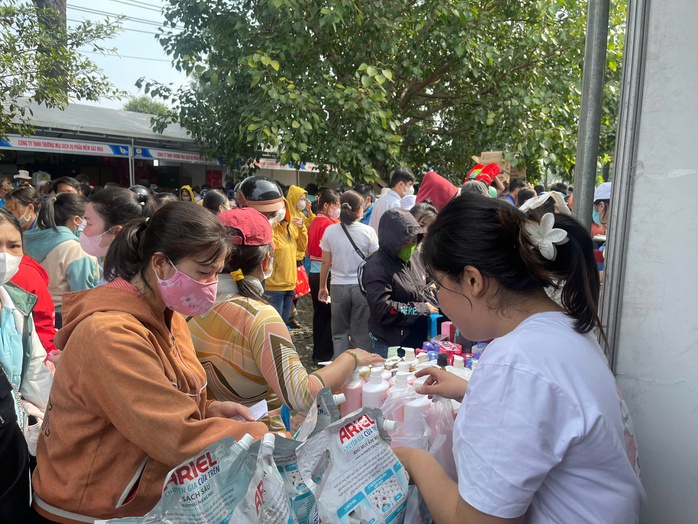 Công nhân mua sắm tại “Ngày hội công nhân - Phiên chợ nghĩa tình” do Công đoàn các KCX-CN TP HCM tổ chức. Ảnh: HỒNG ĐÀO Công nhân mua sắm tại “Ngày hội công nhân - Phiên chợ nghĩa tình” do Công đoàn các KCX-CN TP HCM tổ chức. Ảnh: HỒNG ĐÀO