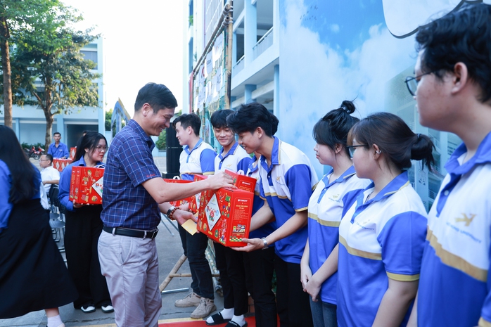 "Chuyến xe về Tết" 7 tỉnh miền Trung - Tây Nguyên ấm áp nghĩa tình- Ảnh 1. "Chuyến xe về Tết" 7 tỉnh miền Trung - Tây Nguyên ấm áp nghĩa tình- Ảnh 1.
