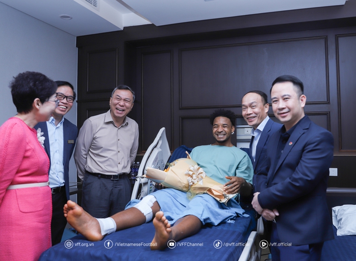 Xuân Son đã hết đau và tự đi nạng, sẽ sớm trở lại sân cỏ- Ảnh 5. Xuân Son đã hết đau và tự đi nạng, sẽ sớm trở lại sân cỏ- Ảnh 5.