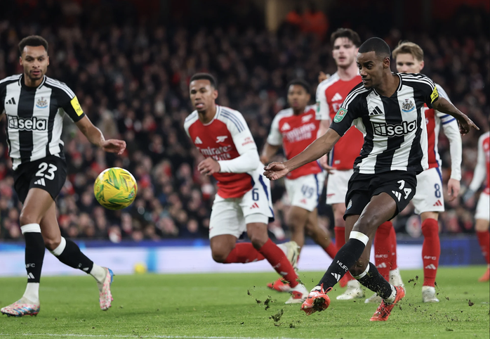 Đánh sập "pháo đài" Emirates, Newcastle rộng cửa vào chung kết League Cup- Ảnh 2. Đánh sập "pháo đài" Emirates, Newcastle rộng cửa vào chung kết League Cup- Ảnh 2.
