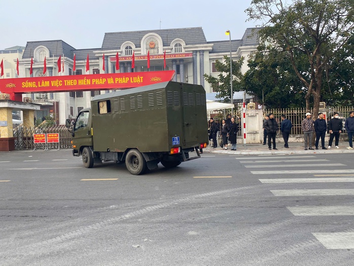 Phiên toà xét xử bị cáo Lưu Bình Nhưỡng và các đồng phạm: An ninh được thắt chặt- Ảnh 3. Phiên toà xét xử bị cáo Lưu Bình Nhưỡng và các đồng phạm: An ninh được thắt chặt- Ảnh 3.