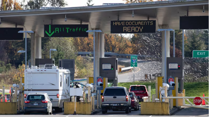 Biên giới Mỹ và Canada đoạn tại Blaine, bang Washington - Mỹ và Surrey, tỉnh British Columbia - Canada Ảnh: THE CANADIAN PRESS Biên giới Mỹ và Canada đoạn tại Blaine, bang Washington - Mỹ và Surrey, tỉnh British Columbia - Canada Ảnh: THE CANADIAN PRESS