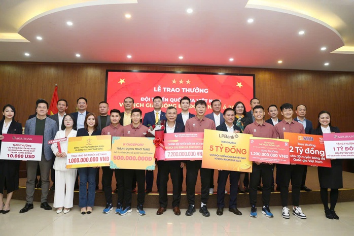 Vô địch ASEAN Cup 2024, đội tuyển Việt Nam nhận mưa tiền thưởng gần 40 tỉ đồng- Ảnh 1. Vô địch ASEAN Cup 2024, đội tuyển Việt Nam nhận mưa tiền thưởng gần 40 tỉ đồng- Ảnh 1.