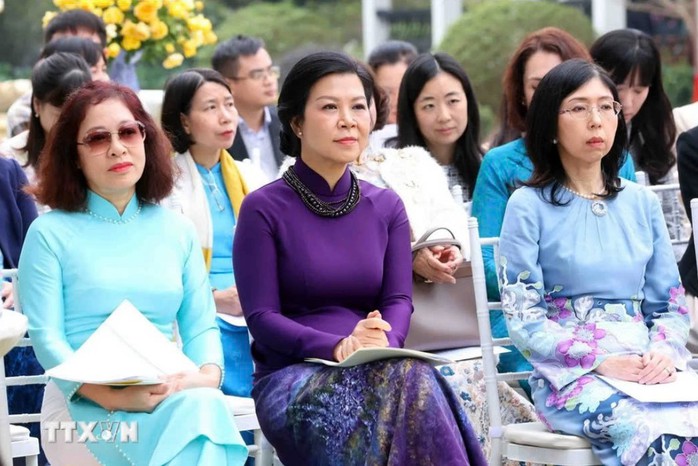 Phu nhân Tổng Bí thư Tô Lâm gặp mặt thân mật Nhóm Phụ nữ Cộng đồng ASEAN- Ảnh 7. Phu nhân Tổng Bí thư Tô Lâm gặp mặt thân mật Nhóm Phụ nữ Cộng đồng ASEAN- Ảnh 7.