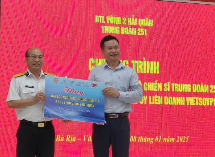 Vietsovpetro thăm và tặng quà tại Trung đoàn 251 Vùng 2 hải quân- Ảnh 1. Vietsovpetro thăm và tặng quà tại Trung đoàn 251 Vùng 2 hải quân- Ảnh 1.