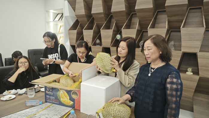 Lần đầu tiên sầu riêng đông lạnh chuẩn xuất khẩu bán qua livestream- Ảnh 1. Lần đầu tiên sầu riêng đông lạnh chuẩn xuất khẩu bán qua livestream- Ảnh 1.