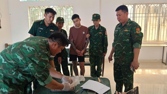 VIDEO: Bắt giữ đối tượng Hoàng Duy Quang ngay cửa khẩu với Campuchia- Ảnh 2. VIDEO: Bắt giữ đối tượng Hoàng Duy Quang ngay cửa khẩu với Campuchia- Ảnh 2.