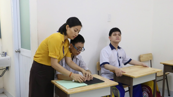 Xúc động đề thi "Văn hay chữ tốt": "Tôi muốn nắm tay bạn"- Ảnh 2. Xúc động đề thi "Văn hay chữ tốt": "Tôi muốn nắm tay bạn"- Ảnh 2.