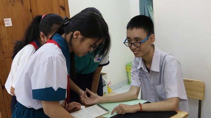 Xúc động đề thi "Văn hay chữ tốt": "Tôi muốn nắm tay bạn"- Ảnh 5. Xúc động đề thi "Văn hay chữ tốt": "Tôi muốn nắm tay bạn"- Ảnh 5.