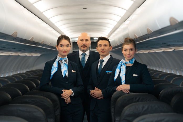 Trên chuyến bay, hành khách được phục vụ bởi đội ngũ tiếp viên của Vietnam Airlines và tiếp viên quốc tế, với các tiêu chuẩn dịch vụ của hãng Trên chuyến bay, hành khách được phục vụ bởi đội ngũ tiếp viên của Vietnam Airlines và tiếp viên quốc tế, với các tiêu chuẩn dịch vụ của hãng