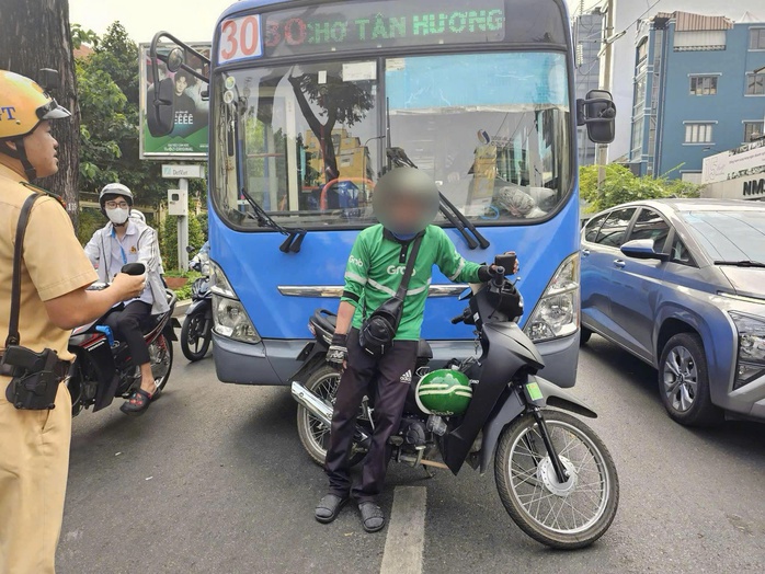 CSGT can thiệp một vụ việc va chạm giao thông dẫn đến xô xát xảy ra tại quận 3, TP HCM mới đây Ảnh: ANH VŨ CSGT can thiệp một vụ việc va chạm giao thông dẫn đến xô xát xảy ra tại quận 3, TP HCM mới đây Ảnh: ANH VŨ