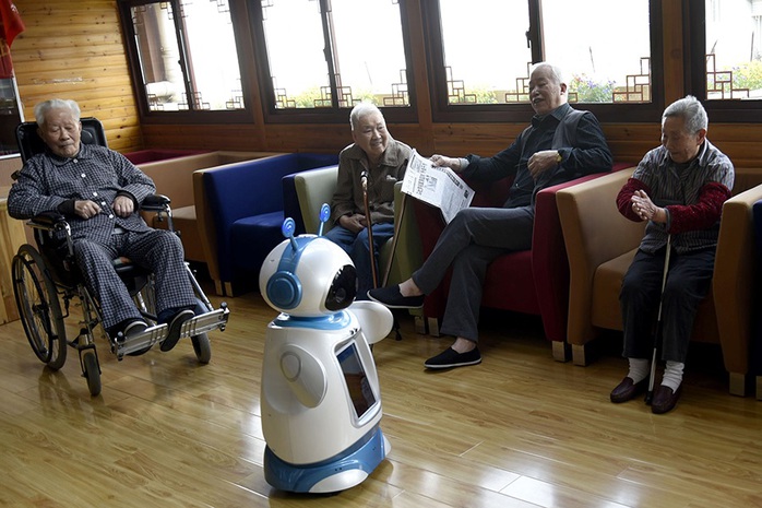 Robot điều dưỡng trò chuyện với người cao tuổi tại một viện dưỡng lão ở TP Hàng Châu, tỉnh Chiết Giang - Trung QuốcẢnh: VCG Robot điều dưỡng trò chuyện với người cao tuổi tại một viện dưỡng lão ở TP Hàng Châu, tỉnh Chiết Giang - Trung QuốcẢnh: VCG