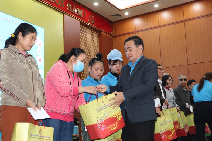 LĐLĐ Duy Xuyên trao hơn 500 phần quà Tết - Ảnh 2. LĐLĐ Duy Xuyên trao hơn 500 phần quà Tết - Ảnh 2.