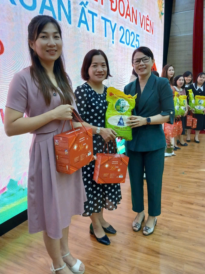 Niềm vui cho Công đoàn viên khó khăn của Trường ĐH Cửu Long - Ảnh 1. Niềm vui cho Công đoàn viên khó khăn của Trường ĐH Cửu Long - Ảnh 1.