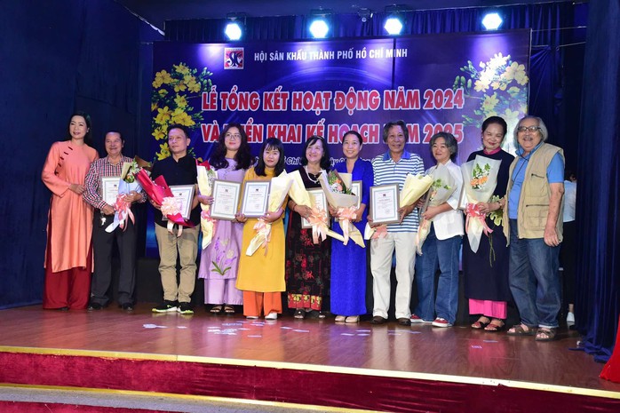NSND Trần Ngọc Giàu, Trịnh Kim Chi trao giải thưởng Hội Sân khấu TP HCM năm 2024- Ảnh 2. NSND Trần Ngọc Giàu, Trịnh Kim Chi trao giải thưởng Hội Sân khấu TP HCM năm 2024- Ảnh 2.