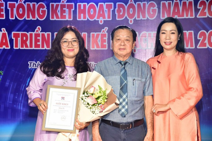 NSND Trần Ngọc Giàu, Trịnh Kim Chi trao giải thưởng Hội Sân khấu TP HCM năm 2024- Ảnh 1. NSND Trần Ngọc Giàu, Trịnh Kim Chi trao giải thưởng Hội Sân khấu TP HCM năm 2024- Ảnh 1.