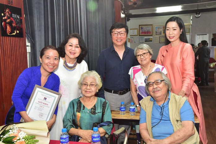 NSND Trần Ngọc Giàu, Trịnh Kim Chi trao giải thưởng Hội Sân khấu TP HCM năm 2024- Ảnh 3. NSND Trần Ngọc Giàu, Trịnh Kim Chi trao giải thưởng Hội Sân khấu TP HCM năm 2024- Ảnh 3.