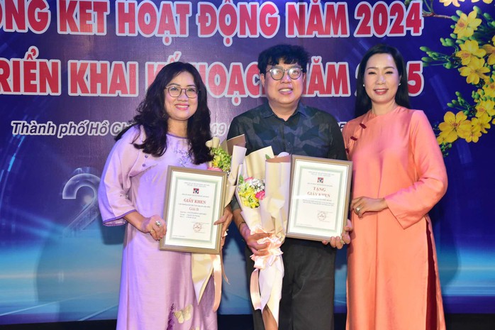 NSND Trần Ngọc Giàu, Trịnh Kim Chi trao giải thưởng Hội Sân khấu TP HCM năm 2024- Ảnh 4. NSND Trần Ngọc Giàu, Trịnh Kim Chi trao giải thưởng Hội Sân khấu TP HCM năm 2024- Ảnh 4.