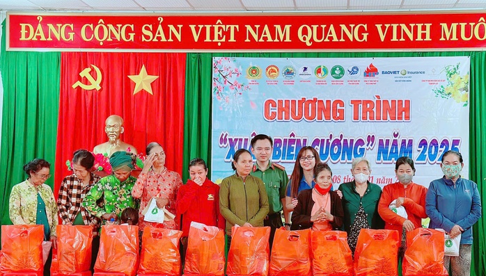 Báo Người Lao Động trao tặng cờ Tổ quốc, học bổng cho học sinh thiểu số ở Bình Phước- Ảnh 7. Báo Người Lao Động trao tặng cờ Tổ quốc, học bổng cho học sinh thiểu số ở Bình Phước- Ảnh 7.