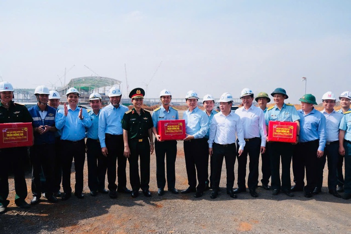 Phó Thủ tướng Trần Hồng Hà tặng quà Tết cho gia đình chính sách, công nhân tại Đồng Nai- Ảnh 3. Phó Thủ tướng Trần Hồng Hà tặng quà Tết cho gia đình chính sách, công nhân tại Đồng Nai- Ảnh 3.