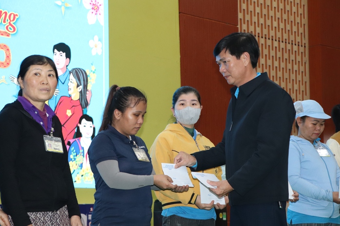 LĐLĐ Duy Xuyên trao hơn 500 phần quà Tết - Ảnh 4. LĐLĐ Duy Xuyên trao hơn 500 phần quà Tết - Ảnh 4.