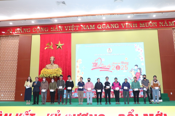 LĐLĐ Duy Xuyên trao hơn 500 phần quà Tết - Ảnh 5. LĐLĐ Duy Xuyên trao hơn 500 phần quà Tết - Ảnh 5.